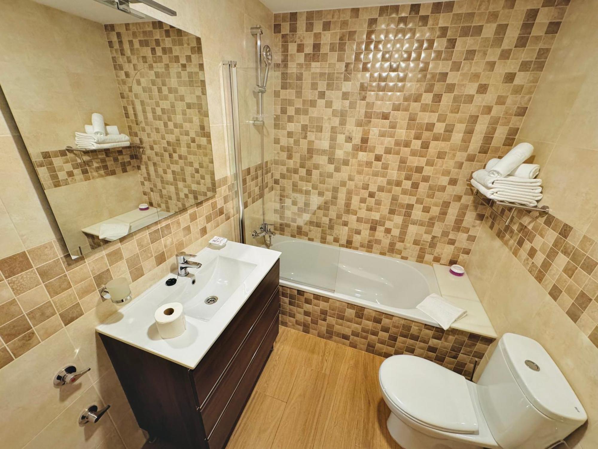 Pueblo Evita Premium Suites Бенальмадена Экстерьер фото