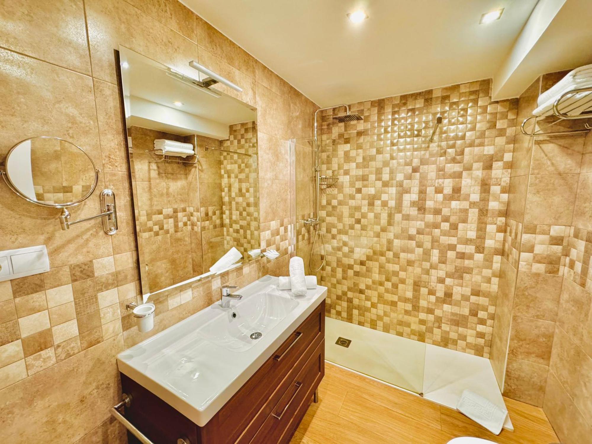 Pueblo Evita Premium Suites Бенальмадена Экстерьер фото